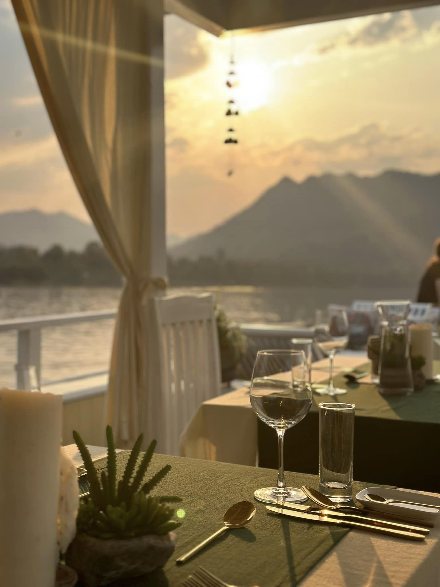 [루앙프라방] 럭셔리 선셋 디너 크루즈 (RIVER SUN LAOS)